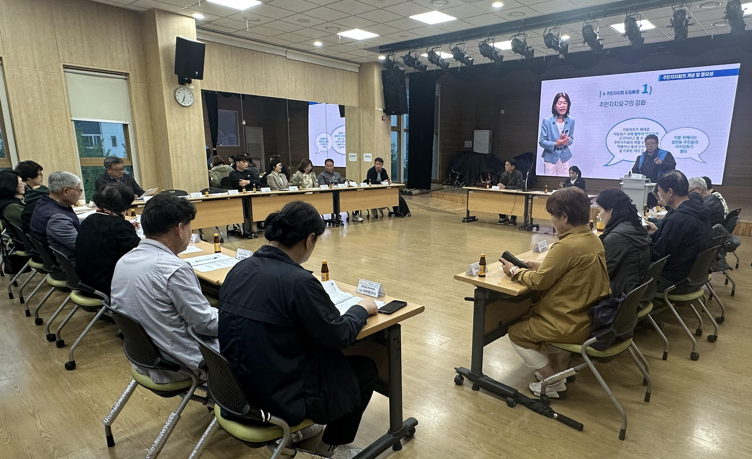 연수구 연수1동 주민자치회는 위원들의 자치 역량 강화를 위해 도입한 정례회의 전 상시 교육을 도입해 운영하고 있다